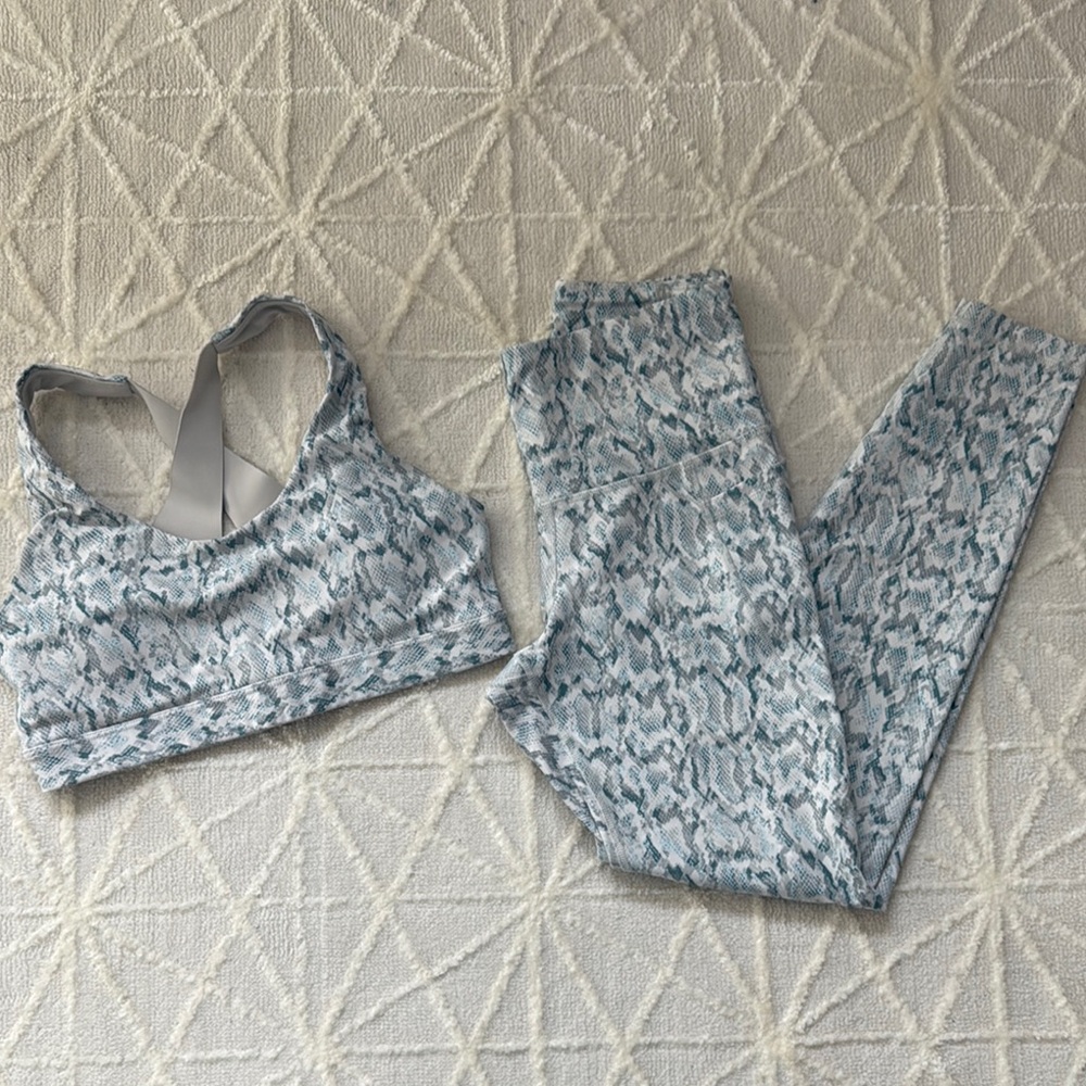 Old Navy Blue Patterned Sports Bra and Leggings Set